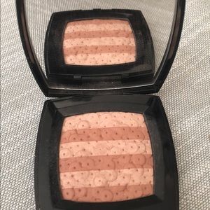 Chanel illuminating powder with shimmer
